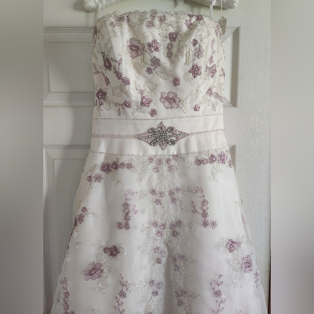 NEW Size 8/10 Unique Mon Cheri Ivory & Lavender Embroidered Floral Wedding Gown